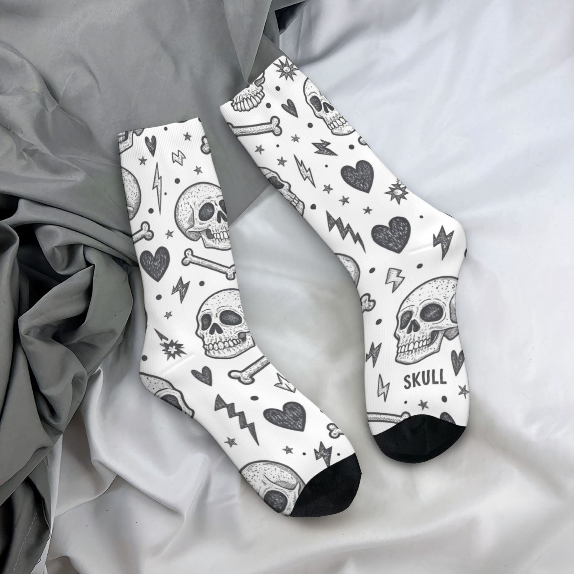 Men'S Gothic Formal Wear - ブラックホワイトパンクスカル手描きクルーソックス、ゴシックグラフィティプリントミッドカーフソックス、男性女性向けのトレンディなカジュアルウェア
