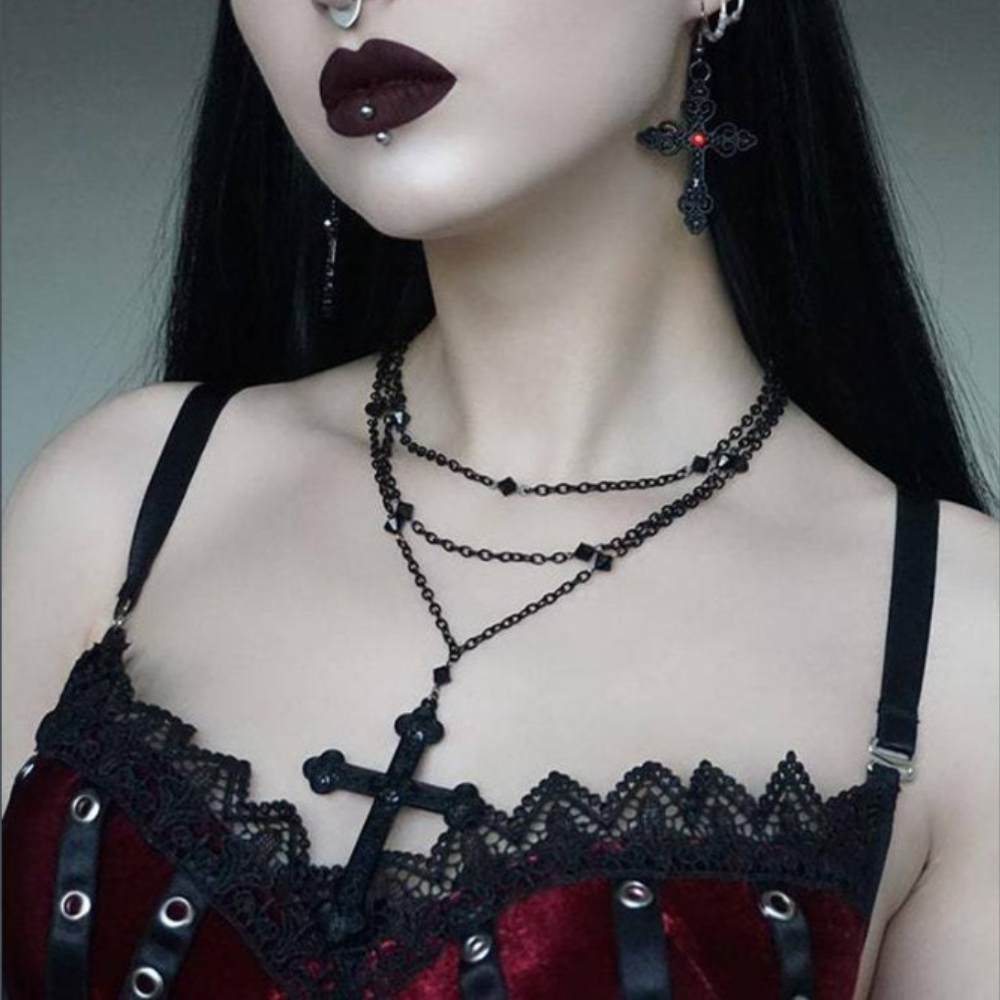 トレンディなゴシックブラック彫刻パターンクロスペンダント多層 - Men'S Gothic Formal Wear のレビューと価格